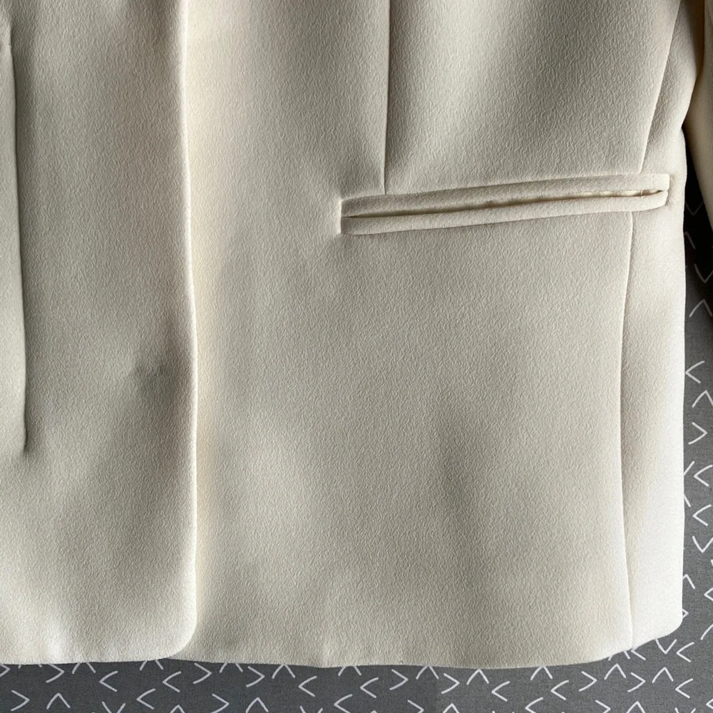 Ellen Tracy Women's Elegant Cream Blazer